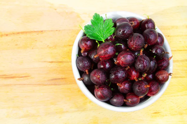 Fresh Red Gooseberries Cup Wooden Background — Stock Photo, Image