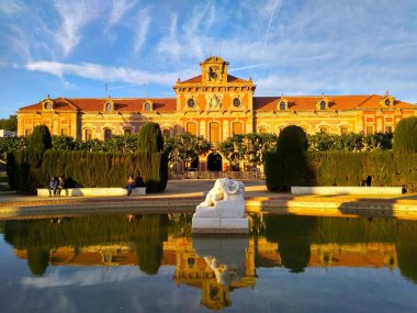 Fıskiyenin üstündeki parkta gün batımı. Romantik ruh hali ve güzel mimari.