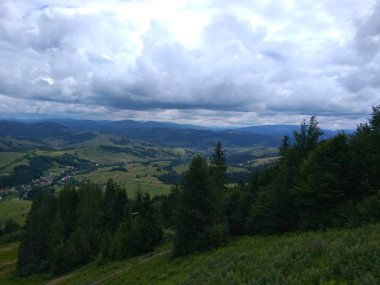 Düşen uçuş un yüksekliğinden dağlar. Karpat manzara