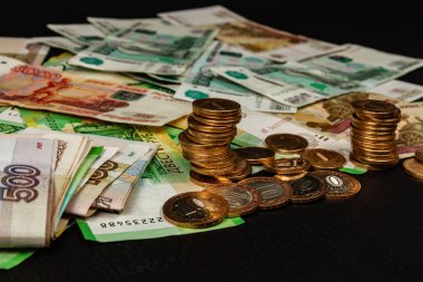 Masanın üzerinde Rus paraları ve kağıt rubleler vardı.