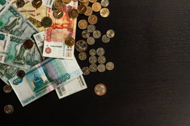 Masanın üzerinde Rus paraları ve kağıt rubleler vardı.