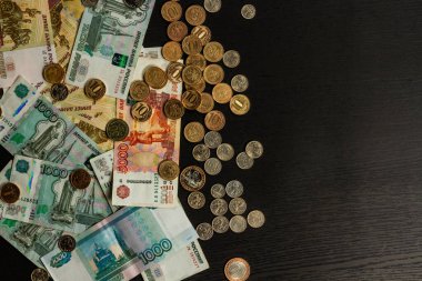 Masanın üzerinde Rus paraları ve kağıt rubleler vardı.