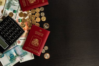 Rusya Federasyonu 'nun yazılı pasaportu. Masanın üzerinde para ve kağıt ruble var.