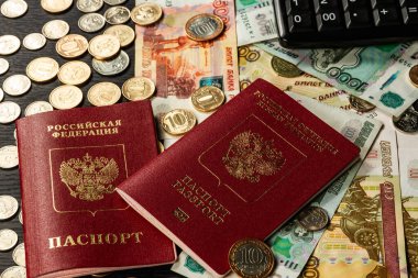 Rusya Federasyonu 'nun yazılı pasaportu. Masanın üzerinde para ve kağıt ruble var.