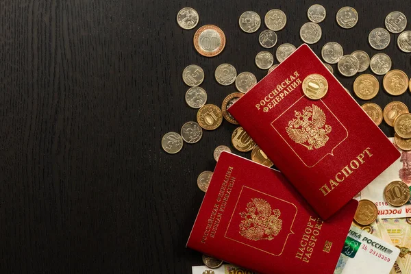 Inscripción Pasaporte Federación Rusa Monedas Dinero Rublos Papel Que Yacen — Foto de Stock