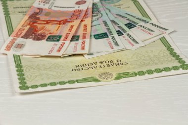 dokümanlar ve kağıt para masanın üzerinde doğum belgesi var.