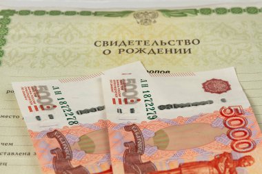 dokümanlar ve kağıt para masanın üzerinde doğum belgesi var.