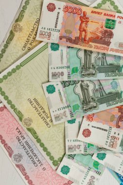 dokümanlar ve kağıt para masanın üzerinde doğum ve evlilik belgesi var.