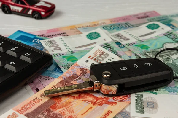 Sigorta poliçesi ve para beyaz ahşap masa yazılı sigorta poliçesine yatar.