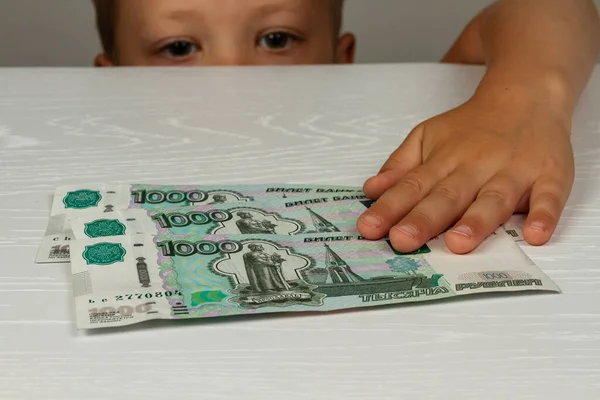 Niño Recibió Dinero Del Estado Durante Período Del Coronavirus — Foto de Stock