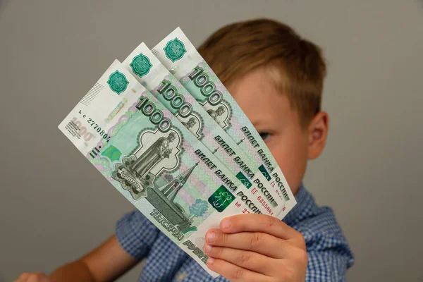 Niño Recibió Dinero Del Estado Durante Período Del Coronavirus — Foto de Stock