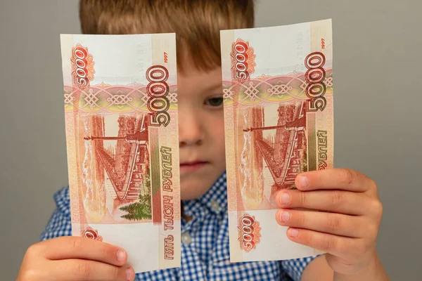 Niño Recibió Dinero Del Estado Durante Período Del Coronavirus — Foto de Stock