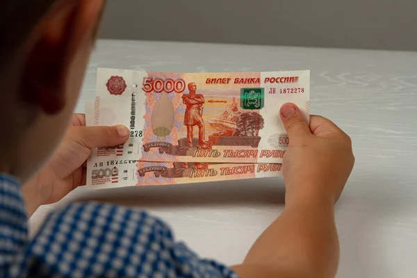 Niño Recibió Dinero Del Estado Durante Período Del Coronavirus — Foto de Stock