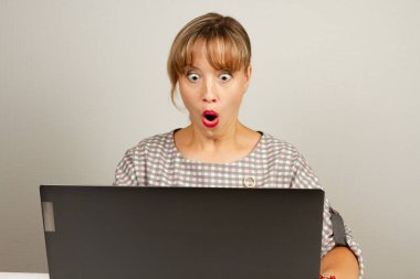 Güzel genç kız bilgisayarın ofisinde çalışırken çok şaşırdı.