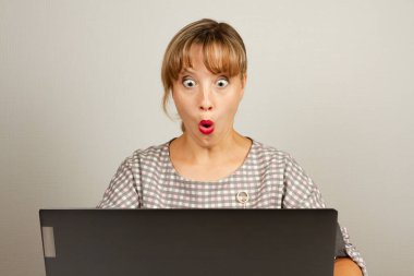 Güzel genç kız bilgisayarın ofisinde çalışırken çok şaşırdı.