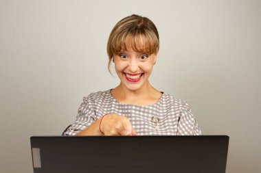 Güzel genç kız bilgisayarın ofisinde çalışırken çok şaşırdı.