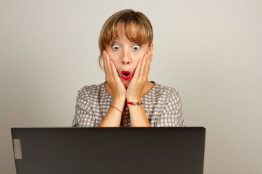 Güzel genç kız bilgisayarın ofisinde çalışırken çok şaşırdı.