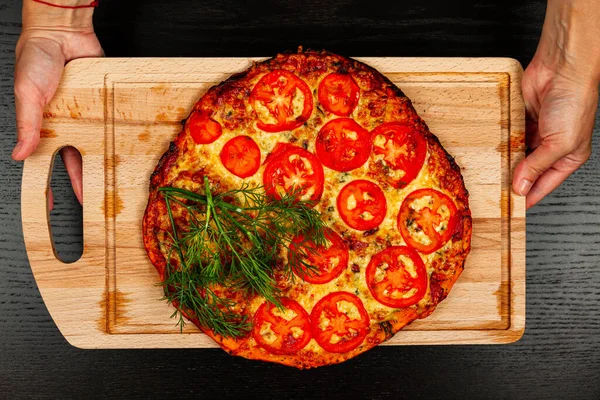 Chef Menina Segurando Pizza Com Ervas Cozidas Casa Uma Tábua — Fotografia de Stock