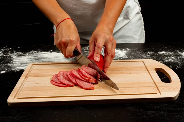 Девушка Шеф Повар Режет Колбасу Салями Приготовления Домашней Итальянской Пиццы — стоковое фото
