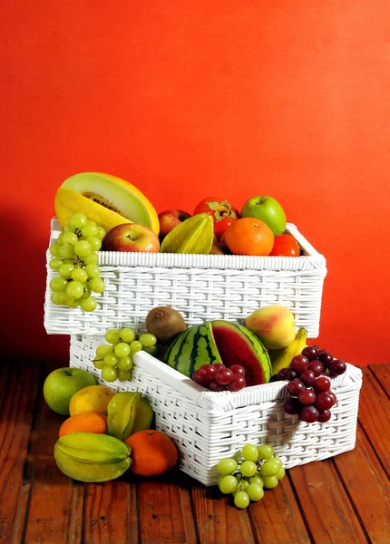 Cestas Com Frutas Variadas — Fotografia de Stock