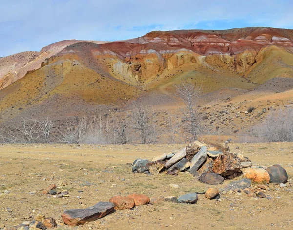 Una Pila Piedras Colores Encuentra Pie Las Montañas Multicolores — Foto de Stock