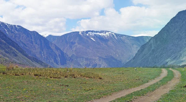Patikadan Bir Dağ Vadisi Dağları Arasında Koydu — Stok fotoğraf