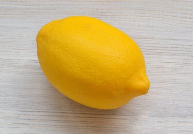 limon meyve bir ışık kesme tahtası üzerinde yatıyor