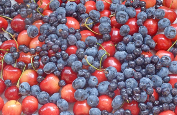 Cerezas Rojas Amarillas Arándanos Arándanos Están Dispersos Mesa Fondo — Foto de Stock