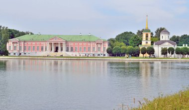 Kont Sheremetyev Palace Kuskovo Manor Moskova'da bir su birikintisi yansıtılır