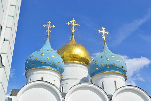 三假设大教堂的镀金的圆顶在圣洁三位一体谢尔盖亚历山大涅夫斯基在修道院沙德还 — 图库照片