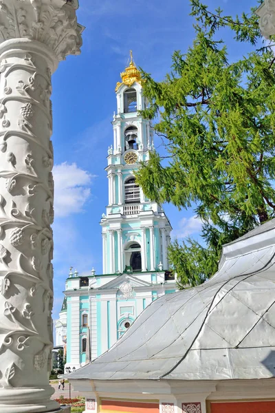 在修道院沙德还的圣三位一体谢尔盖亚历山大涅夫斯基钟楼的看法 — 图库照片