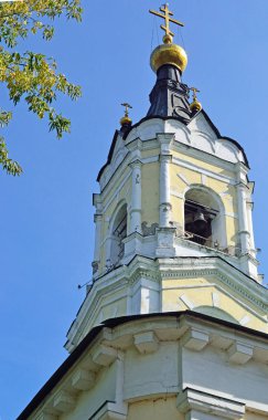 mavi gökyüzüne bakan eski bir kilise çanları ile kule