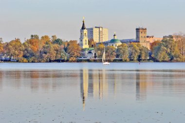 eski kilise ve diğer binalar gölde bir sonbahar gününde yansıtılır