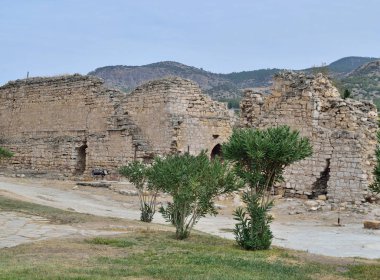 Antik kentin taş duvar kalıntıları döner