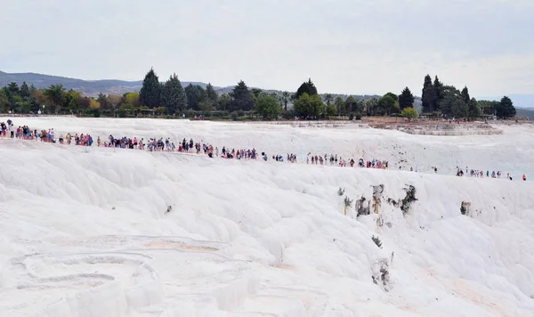 Tourists One Another Mountain Pamukkale Lining Long Queue — Stock Photo, Image