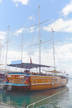 Tek katlı ahşap gemi limanda yolcu olmadan