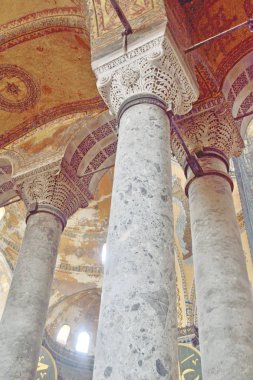 Taş sütunlar kasanın eski kilisenin Istanbul, Türkiye'de St. Irene Tapınağı tutun.