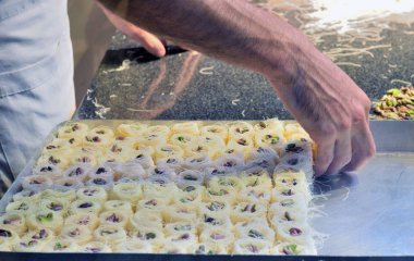 Erkek el hazır baklava kapsayıcısında koyar.