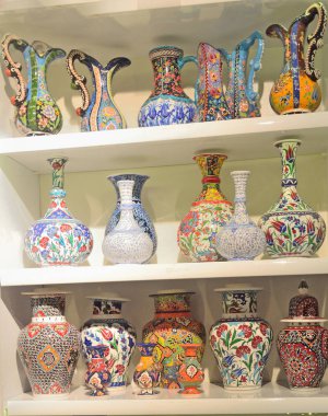 vazo seramik ürünler ve farklı şekiller çizimlerle dekore edilmiş ve türleri Istanbul, Türkiye'de bir Hediyelik eşya dükkanında satılan