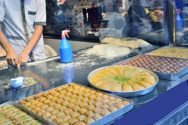 Man Wendingen Deeg Baklava Voor Een Showcase Een Culinaire Bankje — Stockfoto