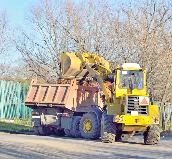 Escavatore Versando Pietre Camion — Foto Stock