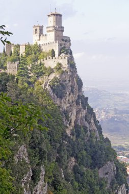 İtalya San Marino Cumhuriyeti dağ üzerinde bir kale şeklinde kalede duruyor