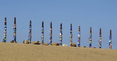 Mavi gökyüzü arka plan üzerinde renkli kurdeleler ile şamanik ayağı bağlı