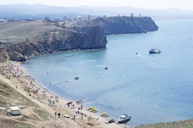 Turistler Baykal Gölü bay bir kumlu plajda sakin ol