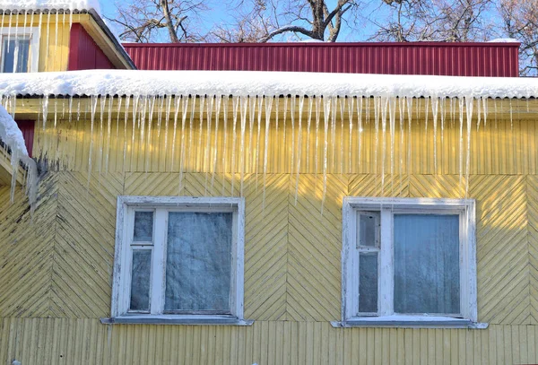 Sosuli Viset Střeše Dřevěný Žlutý Dům Ruském Stylu — Stock fotografie