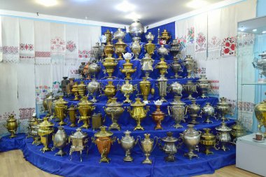 samovars yarım daire bir müzede stand