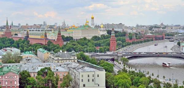 Московский Кремль в Москве, Россия, берег Кремлевской насыпи — стоковое фото