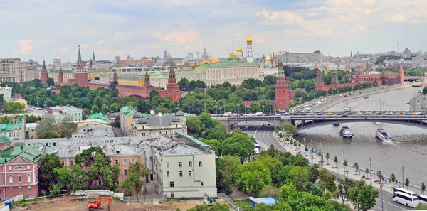 Московский Кремль в Москве, Россия, берег Кремлевской насыпи — стоковое фото