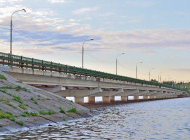 Geniş bir nehir boyunca uzanan güvenilir bir köprü.