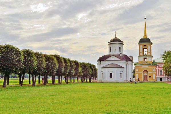 俄罗斯莫斯科Kuskovo博物馆的教堂和钟楼 — 图库照片
